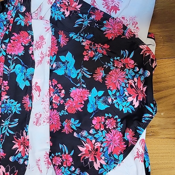 D&Co 22W floral swim dress with capped sleeves and built in cups - Picture 6 of 7